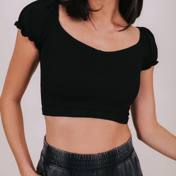 FP Movement Happiness Runs Puff Sleeve Crop size xs/s in black - Picture 2 of 5